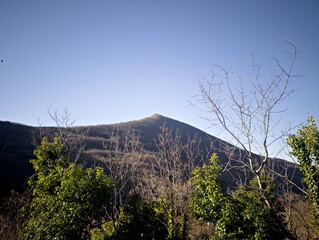 Scorcio dal sentiero di montagna in inverno