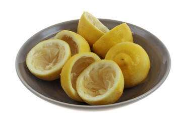 Écorces de citrons pressés dans une assiette en gros plan isolées sur fond blanc