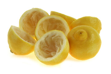 &Eacute;corces de citrons press&eacute;s en gros plan isol&eacute;es sur fond blanc