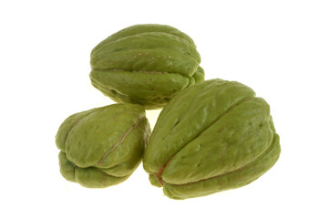 Chayotes entières et crues en gros plan isolées sur fond blanc