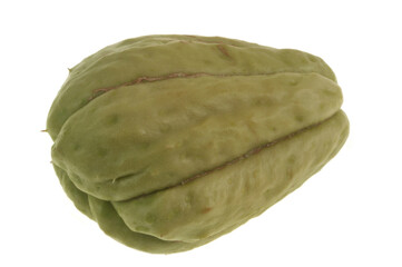 Chayote enti&egrave;res et crues en gros plan isol&eacute;es sur fond blanc