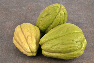 Chayotes enti&egrave;res et crues en gros plan isol&eacute;es sur fond gris