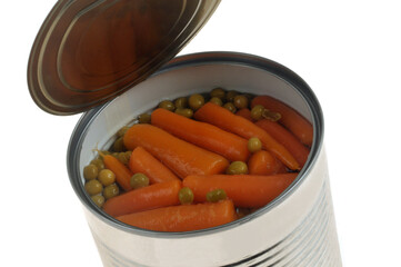 Bo&icirc;te de conserve ouverte avec des petits pois et des carottes en gros plan sur fond blanc