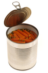 Bo&icirc;te de conserve ouverte avec des petits pois et des carottes en gros plan isol&eacute;e sur fond blanc