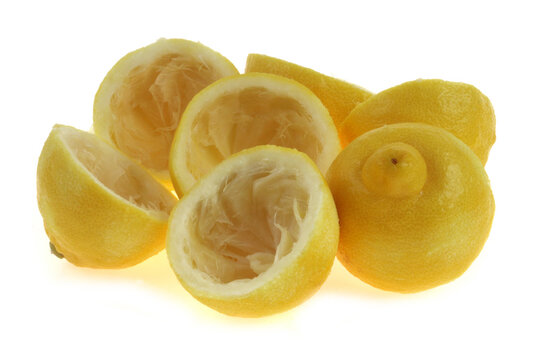 &Eacute;corces de citrons press&eacute;s en gros plan isol&eacute;es sur fond blanc