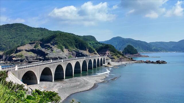 中島と中甑島を結ぶアーチ構造の鹿の子大橋