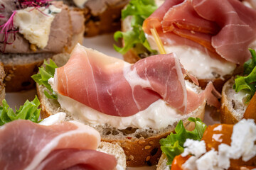 Prosciutto bruschetta with cream cheese and salad