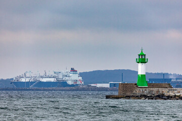 Fototapeta premium Leuchtfeuer am Hafen Sassnitz auf der Insel Rügen.