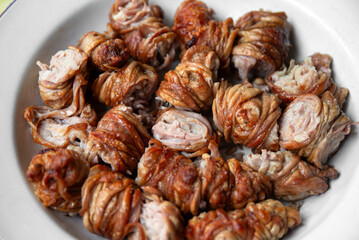 Cordula a fette, tipico piatto della Cucina Sarda a base di interiora di agnello intrecciate e arrostite, Cibo Italiano 