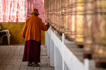 Obraz premium spinning giant prayer wheels, Tagong temple, Tagong Grassland, Garzê Tibetan Autonomous Prefecture, Sichuan, China