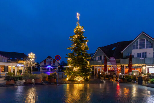 Fischmarkt mit Weihnachtsbeleuchtung in Zingst.