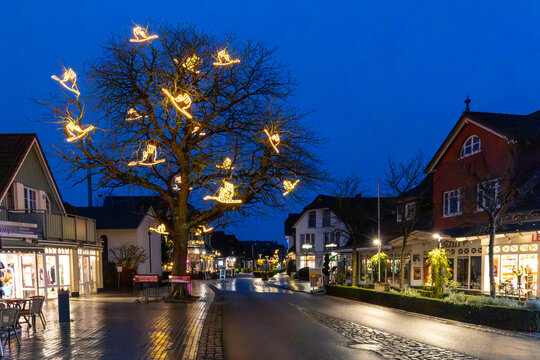 Strandstra&szlig;e in Zingst mit Winterbeleuchtung.