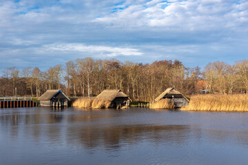 Bootsh&auml;user im Hafen Prerow.