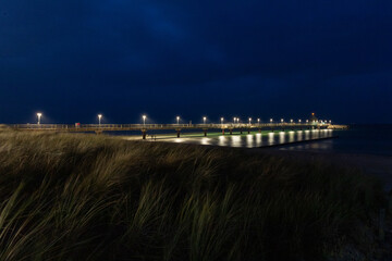 Zingster Seebr&uuml;cke am Abend.