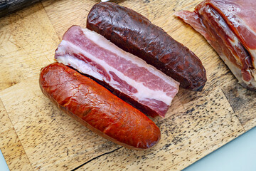  Ingredients for chicken stew: chicken thighs, onion, garlic, dried choricero pepper, and genuine saffron threads