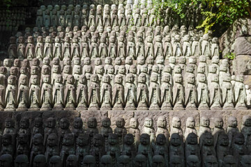 Obraz premium Multiple rows of small Jizo statues at Japanese temple
