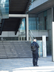 東京都のオフィス街にいる中年男性サラリーマンの姿