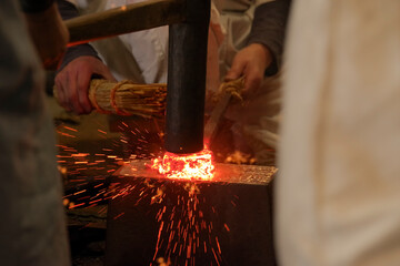 伝統技術で赤熱した鉄を鍛える日本の鍛冶職人
