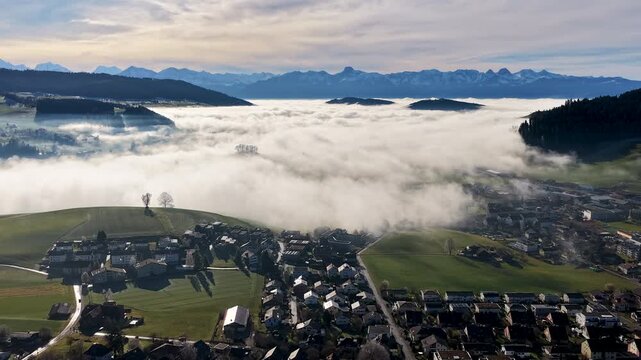 Hochnebel zieht &uuml;ber Grossh&ouml;chstetten, 15.12.2025, Schweiz, Kanton Bern, Emmental