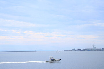 神戸港内を走るボート