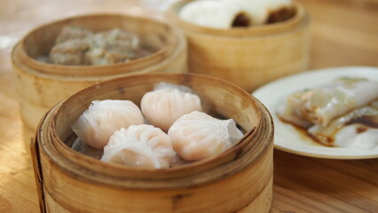 Fototapeta premium Chinese style restaurant dim sum, shrimp dumplings in Hong Kong 蝦餃