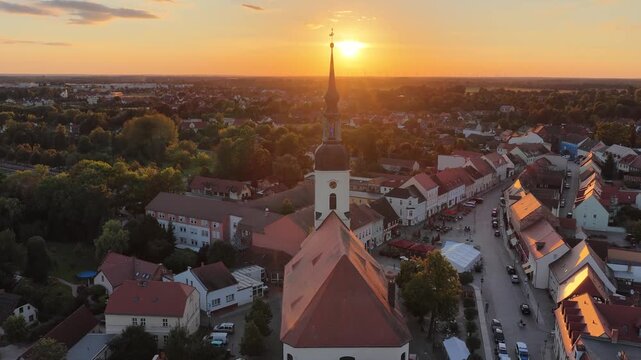 Sonnenuntergang &uuml;ber der Altstadt von L&uuml;bbenau/Spreewald