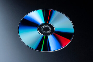 黒背景にデータ保存に使われる光学ディスク媒体