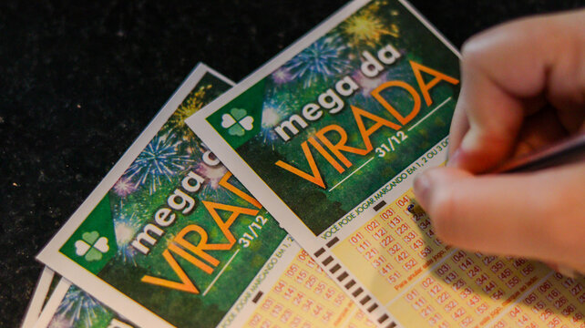 Volante da Mega da Virada em close evidencia o h&aacute;bito nacional de apostar no maior sorteio do ano e a expectativa por uma grande mudan&ccedil;a financeira. S&atilde;o Paulo SP em 14 dez 25