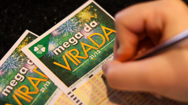 Pessoa preenchendo volante da Mega da Virada simboliza expectativa, decis&atilde;o financeira e a busca pelo pr&ecirc;mio milion&aacute;rio nas loterias oficiais do Brasil. S&atilde;o Paulo SP em 14 dez 25