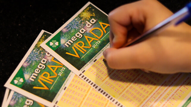 Cartela da Mega-Sena da Virada sendo preenchida com n&uacute;meros escolhidos, representando f&eacute; na sorte, expectativa de pr&ecirc;mio e o clima do sorteio mais aguardado do ano. S&atilde;o Paulo em 10 dez 2025