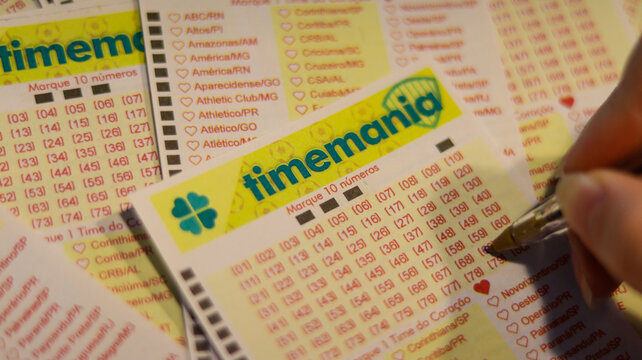 Volantes da Timemania sendo preenchidos, representando apostas esportivas, sorte, envolvimento com clubes e a tradi&ccedil;&atilde;o das loterias no Brasil. S&atilde;o Paulo SP em 14 dez 25