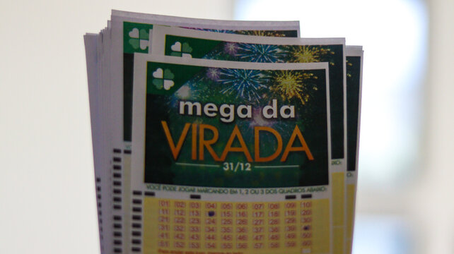 Bilhetes da Mega da Virada representam apostas lot&eacute;ricas e expectativa pelo sorteio especial de fim de ano. S&atilde;o Paulo SP em 10 Abril 26.