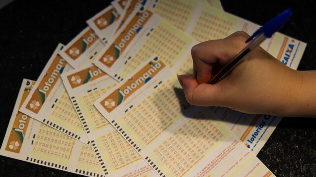 Detalhe de v&aacute;rias cartelas da Lotomania sendo preenchidas, representando tradi&ccedil;&atilde;o, apostas e expectativa por pr&ecirc;mios. S&atilde;o Paulo, SP em 15 dez 2025
