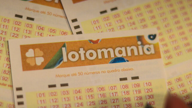 Conjunto de volantes da Lotomania simboliza apostas acess&iacute;veis, expectativa por pr&ecirc;mios e o h&aacute;bito cotidiano de jogar nas loterias brasileiras. S&atilde;o Paulo SP em 14 dez 25