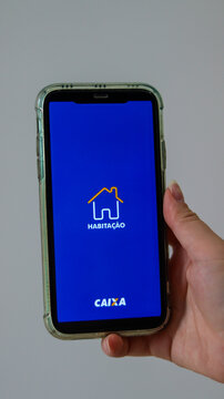 Aplicativo Habita&ccedil;&atilde;o da Caixa exibido no celular, representando financiamento imobili&aacute;rio, cr&eacute;dito habitacional, tecnologia banc&aacute;ria e acesso digital a servi&ccedil;os de moradia. S&atilde;o Paulo 10 dez 25