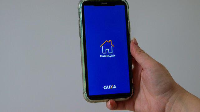 Aplicativo da Caixa exibido no smartphone representa servi&ccedil;os banc&aacute;rios p&uacute;blicos, acesso digital a programas habitacionais e solu&ccedil;&otilde;es financeiras no Brasil. S&atilde;o Paulo SP em 14 dez 25