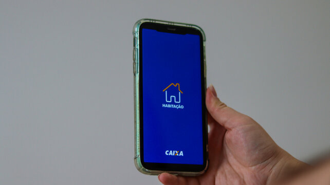 Aplicativo da Caixa exibido no smartphone simboliza servi&ccedil;os banc&aacute;rios p&uacute;blicos, programas habitacionais e o acesso digital a solu&ccedil;&otilde;es financeiras no Brasil. S&atilde;o Paulo SP em 14 dez 25