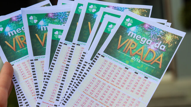 Detalhe de volantes da Mega da Virada prontos para preenchimento, simbolizando esperan&ccedil;a, apostas populares e o sonho do pr&ecirc;mio milion&aacute;rio nas loterias brasileiras. S&atilde;o Paulo SP em 14 dez 25
