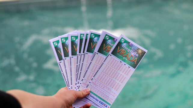 Cartelas da Mega Sena da Virada organizadas na m&atilde;o representam a expectativa coletiva e o desejo de come&ccedil;ar o novo ano com estabilidade financeira e sorte. S&atilde;o Paulo SP em 13 dez 2025