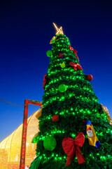 &Aacute;rvore de Natal vista de &acirc;ngulo baixo ao anoitecer