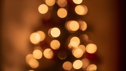 Obraz premium Glowing golden string lights forming triangular bokeh shape in home, suggesting conifer