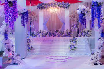 Décoration de Scène de Mariage ou de Cérémonie avec Fleurs Mauves et Ambiance Romantique
