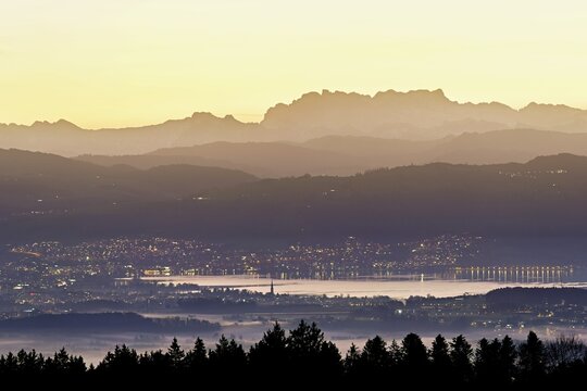 View from Horben of Lake Zug with the town of Cham and Zug, behind it the snow-capped mountains Fl&uuml;brig and Vrenelisg&auml;rtli in the light of dawn, Beinwil-Freiamt, Canton, Aargau, Switzerland
