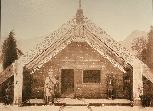Taewahki can be seen on the right side of the porch of the meeting house, which the company J.F.G. Umlauff offered for sale under the name Huiteananui with such photo panels. Whare Whakairo Huiteananui Raths and Assembly House. 1902, Maori, Historic Photo, New Zealand