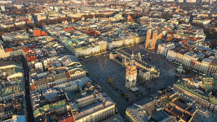 Obraz premium Aerial view of Krakow Old Town Square with St. Mary's Basilica and historic European architecture.