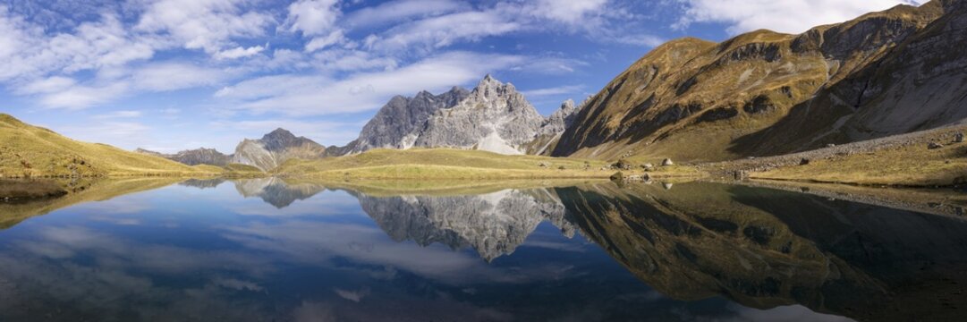 Mountain panorama in autumn, Eissee, Oytal, behind Gro&szlig;er Wilder, 2379m, Hochvogel and Rosszahn Group, Allg&auml;u Alps, Allg&auml;u, Bavaria, Germany