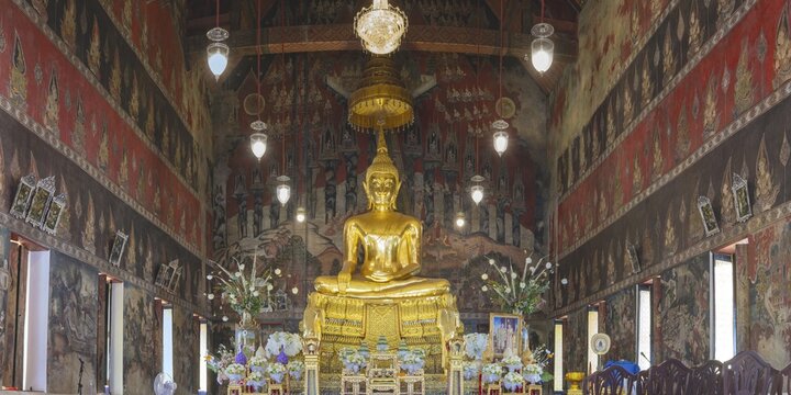 Golden Buddha statue with Bhumispara mudra, Buddha Gautama at the moment of enlightenment, ordination or main room with elaborate wall paintings (Ayutthaya or Thonburi style), Wat Suwannaram Ratchaworawihan (often abbreviated Wat Suwannaram or Wat Suwan), on the west side of Chao Phraya (Khlong Bangkok Noi) in Bangalore Kok-Noi, Bangkok, Tailandia