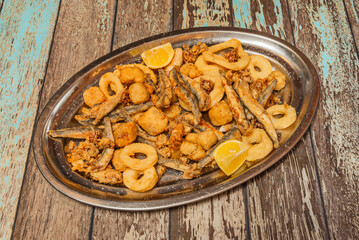 this image captures how oil at the ideal temperature creates a golden fry, without excess grease, respecting the taste of the sea.