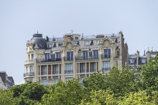 Parisian architecture, luxury flats along the Seine, Paris, &Icirc;le-de-France, France