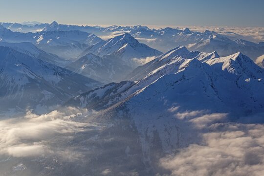 Mountain peaks above high fog, evening light, winter, backlight, view from Zugspitze to Daniel and Ammergau Alps, Upper Bavaria, Bavaria, Germany